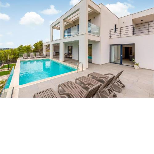 Nice Home In Zrnovnica With Heated Swimming Pool