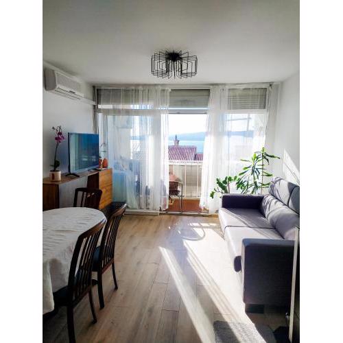 Novouređeni stan s balkonom i pogledom na more