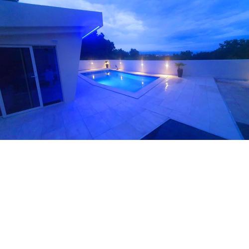 Penthouse Jacuzzi & Pool Apartmants