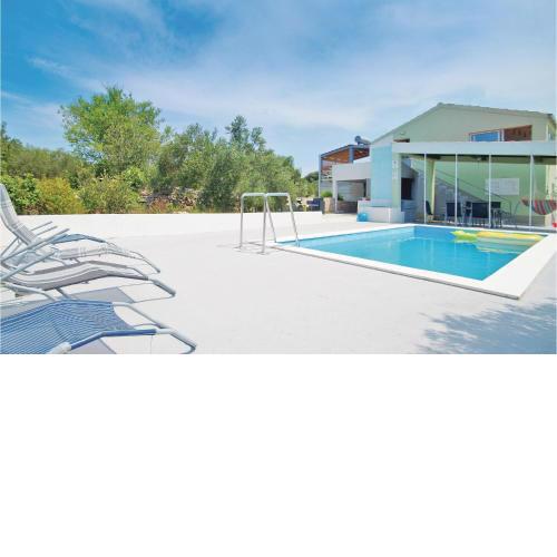 Pet Friendly Home In Stratincica With Wifi