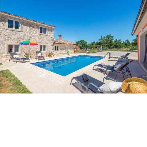 Pet Friendly Home In Visnjan With Kitchen