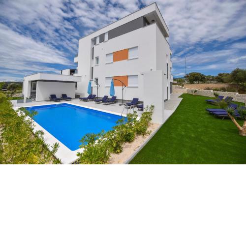 Pool Apartments & Rooms Mare