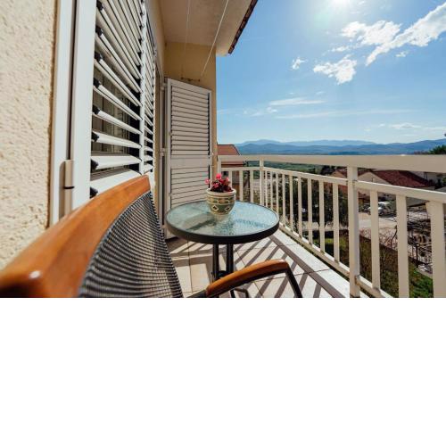 Prostrani apartman blizu Plavog jezera s vanjskim kaminom i terasom