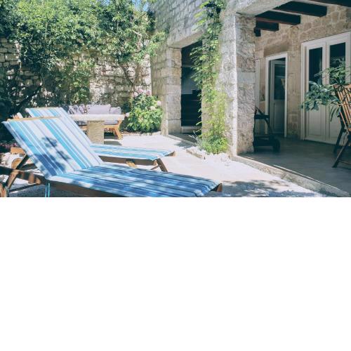 Rector's Villa - Charming Retreat in Old Town with Jacuzzi in Private Courtyard