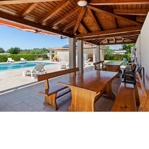 Refreshing Holiday Home in Banjole with Swimming Pool