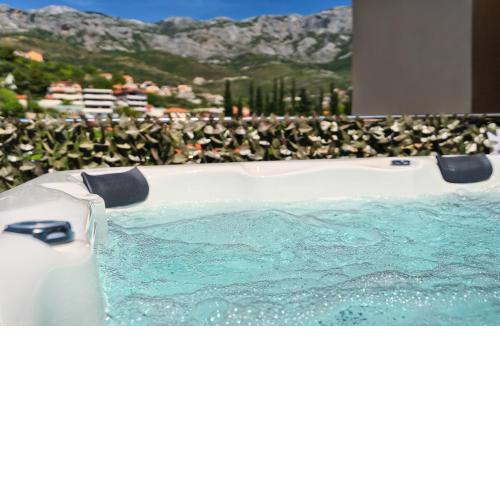 Relax apartment Split area with jacuzzi and mountain view