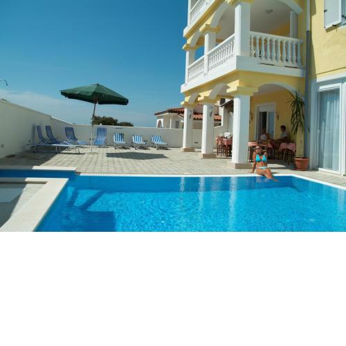 Rooms with a swimming pool Peroj, Fazana - 2235