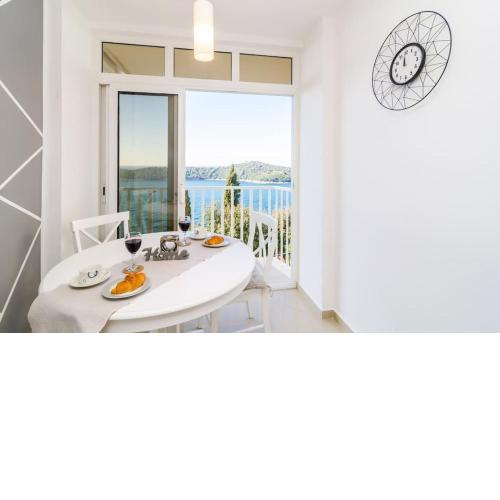 Sea view apartment 10 minutes walk from old city