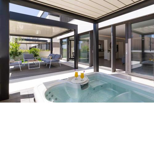 Shell Luxury Residences with Pool and Whirlpool