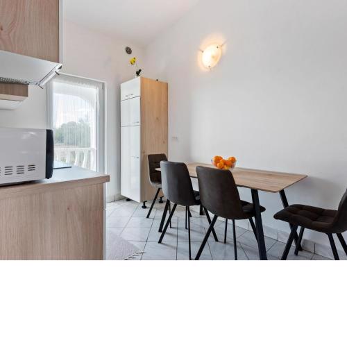 Snug Apartment in Vir with Sea Beach Nearby