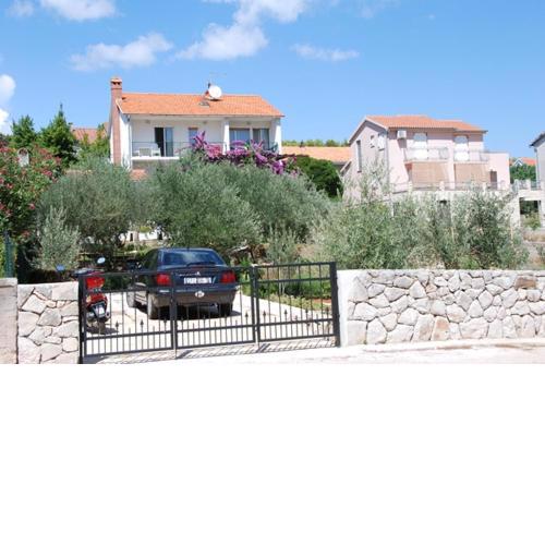 Spacious apartment in Stari Grad 80 m² serene garden