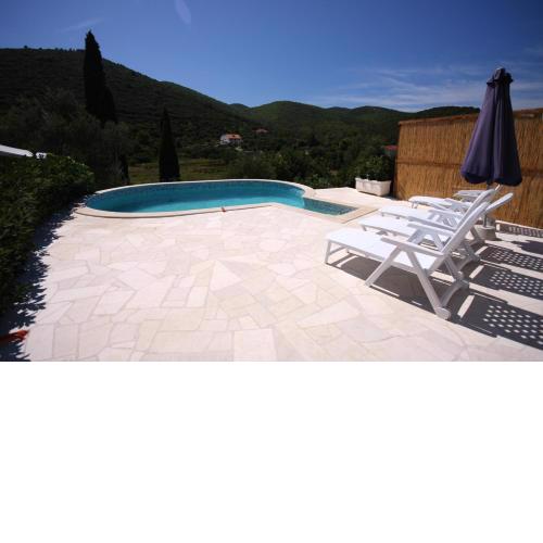 Spacious apartment in Zrnovo with shared pool 100 m²