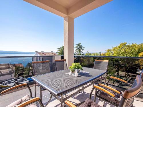 Spacious apartment with swimming pool and bubble bath Sea view !