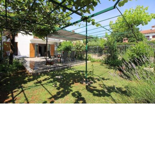 Strandnahes Ferienhaus Lavanda mit schönem Garten