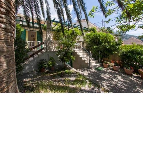 Studio apartment in Bol with balcony, air conditioning, WiFi, washing machine 3634-3