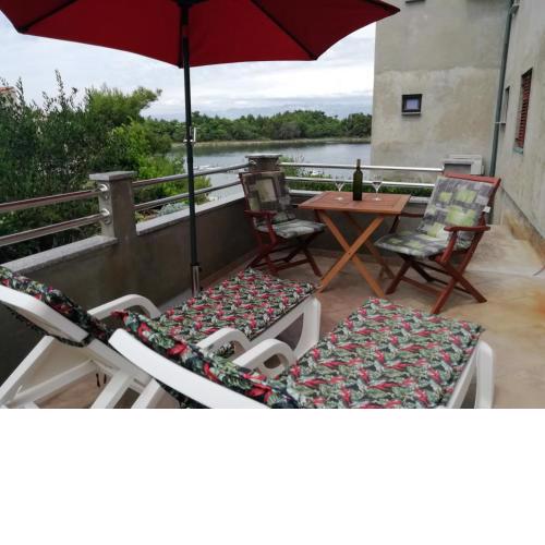 Studio Apartment in Nin with Sea View, Terrace, Air Conditioning, Wi-Fi (4868-1)
