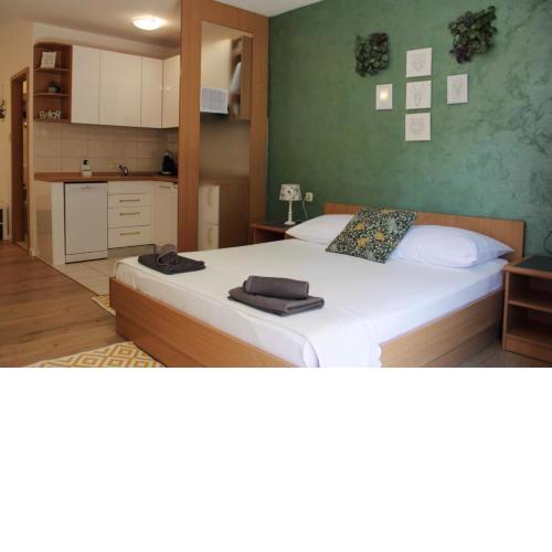 Studio Laura-spacious studio on the main beach