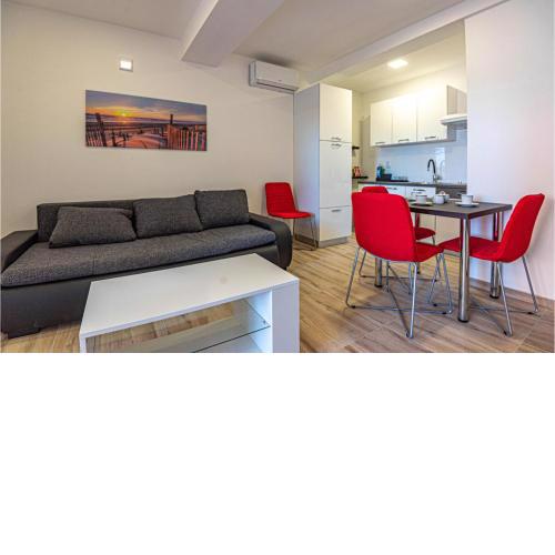 Stunning Apartment In Brodarica With Kitchen