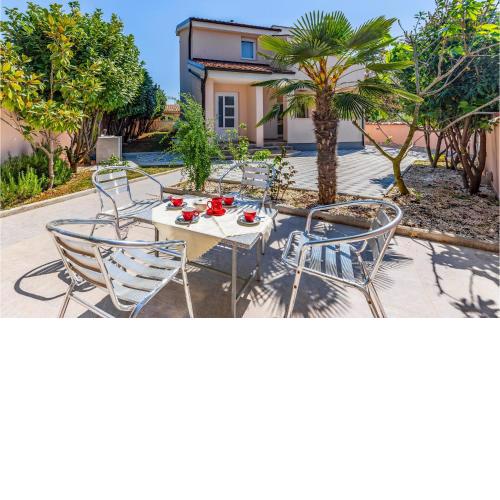 Stunning Apartment In Fazana With House Sea View
