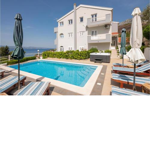 Stunning Apartment In Lokva Rogoznica With Jacuzzi