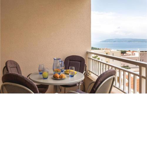 Stunning Apartment In Makarska With Kitchen