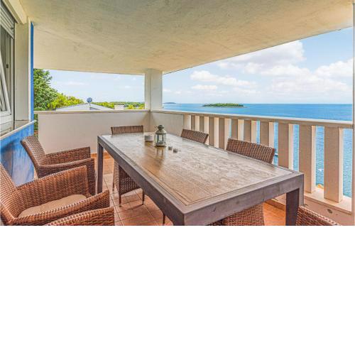 Stunning Apartment In Primosten With Jacuzzi, Wifi And 2 Bedrooms