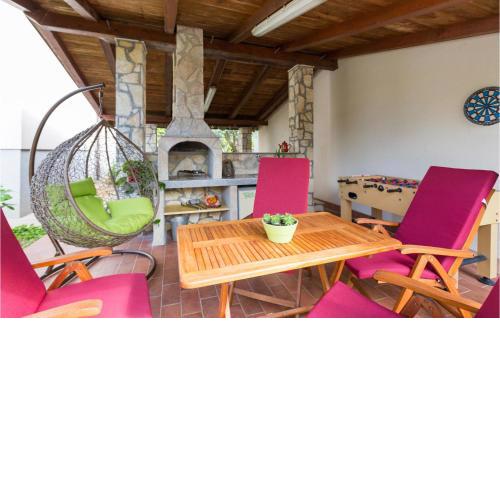 Stunning Apartment In Pula With Kitchen