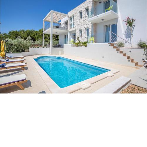 Stunning Home In Bol With House A Mountain View