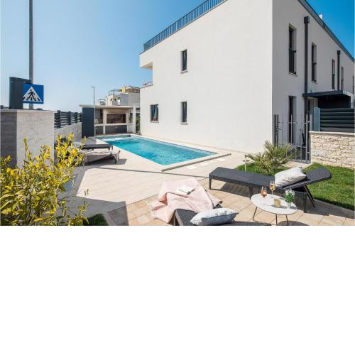 Stunning Home In Novigrad With Jacuzzi