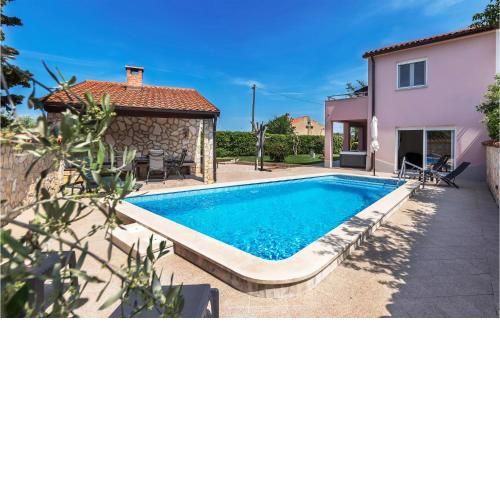 Stunning Home In Pula With Jacuzzi