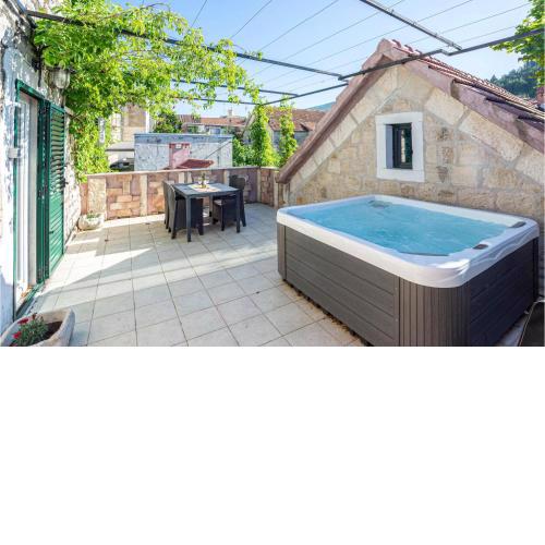 Stunning Home In Sinj With Jacuzzi