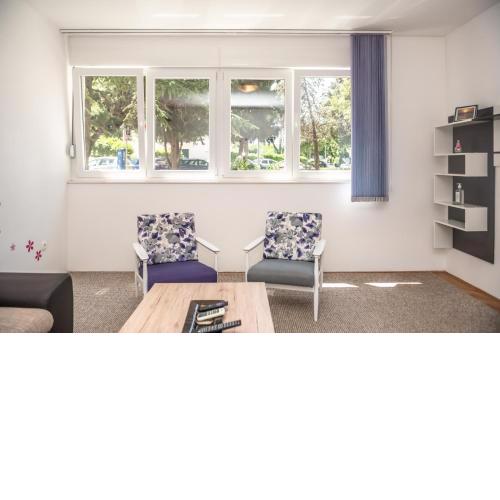 Sunny & Spacious, 2BD suite with free parking