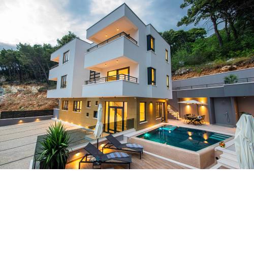 SunnySide luxury suites with free parking and swimming pool