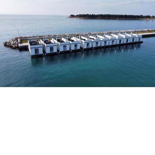 The Sea Lodges Novigrad - Bootshaus Floating Sea House