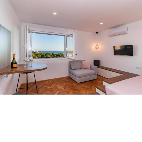 TOP FLOOR MODERN APARTMENT WITH INCREDIBLE VIEWS