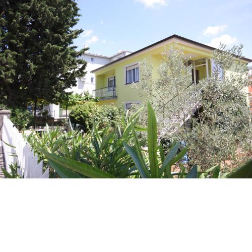 Two bedroom apartment, nice neighborhood, free parking, WiFi