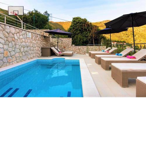 Vacation home with Private heated Pool