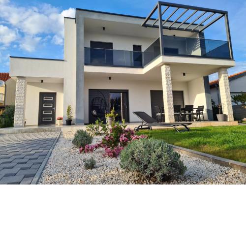 Villa Adria near Šibenik, 90 meters from the sea