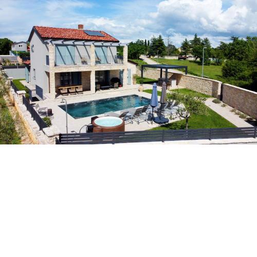 Villa Art Renata with Pool, Sauna & Hot tub