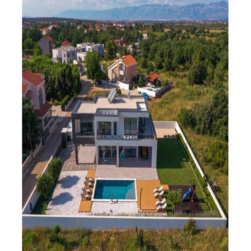 Villa Barako Prestige - 4 Bedroom Villa - Very Modern Interior - WiFi and Air Conditioning