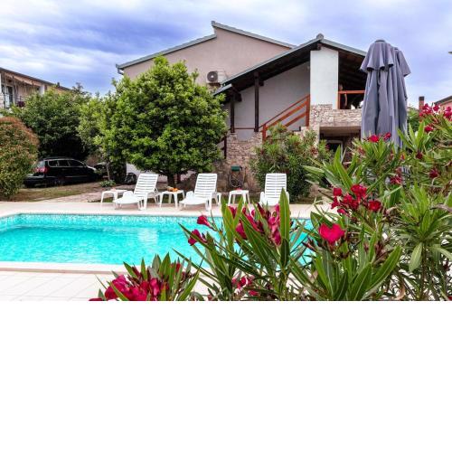 VILLA BIJOUX, Private pool, 500m to the sea and two apartments for two families