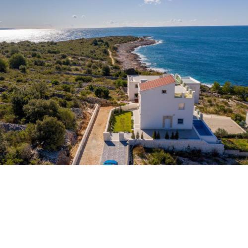 Villa Esquel - Beachfront, heated pool