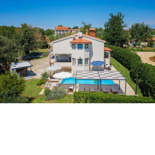 Villa Eufemia near Poreč with large garden and outdoor playground for kids