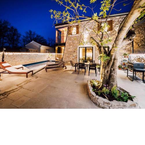 Villa Giulia with swimming pool in Privlaka near Zadar