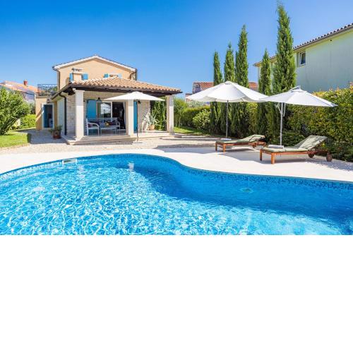 Villa Luka in Fažana with pool & playground only 600 meter from the beach