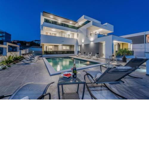 Villa Magnifica apartments with pool