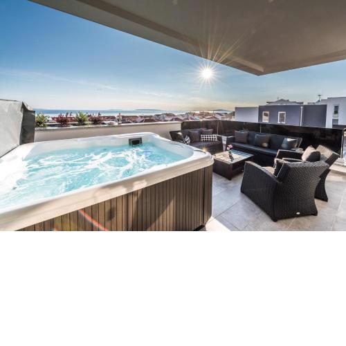 Villa Magnifica Penthouse with Jacuzzi