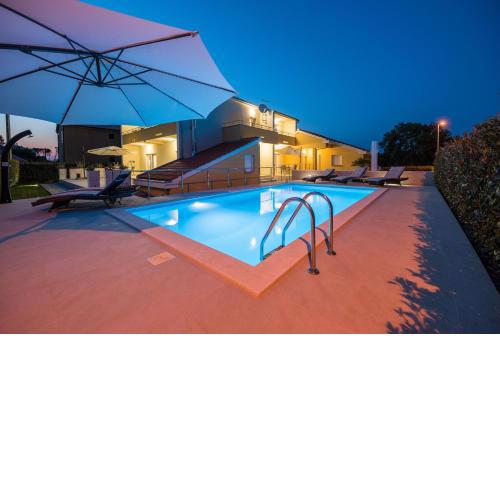 Villa Petra s bazenom, roštiljem i parkingom