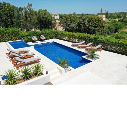 Villa Pino with Pool, Sauna & Jacuzzi