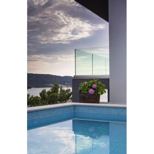 Villa Regina with heated pool and sea view